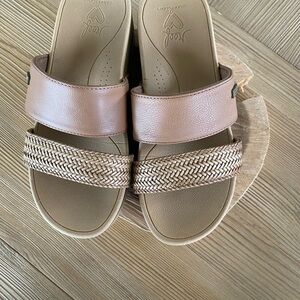 Women’s Reef Tan Banded horizon Slide Sandals. Size 6